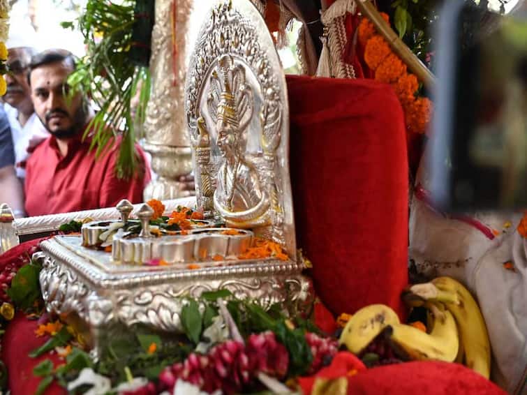 maharashtra news nashik news trimbakeshwer Saint Nivrittinath palkhi dindi entered nashik city Sant Nivruttinath Palkhi : नाशिक झालं विठुमय! संत निवृत्तीनाथ पायी दिंडी दोन मुक्कामानंतर शहरात दाखल, प्रशासनाकडून स्वागत 