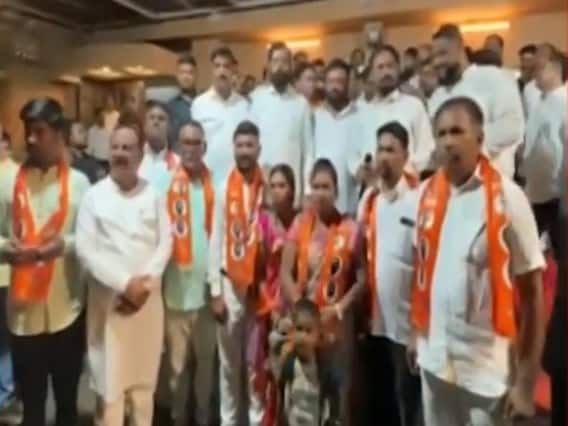 Nashik Sanjay Raut : संजय राऊत यांचा नाशिक दौरा, दुसरीकडं अख्खी सुरगाणा नगरपंचायत शिंदे गटात Nashik Sanjay Raut : संजय राऊत यांचा नाशिक दौरा, दुसरीकडं अख्खी सुरगाणा नगरपंचायत शिंदे गटात
