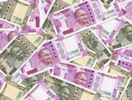 7th Pay Commission DA Hike in July: ਕੇਂਦਰ ਸਰਕਾਰ ਦੇ ਕਰਮਚਾਰੀਆਂ ਲਈ ਅਗਲੇ ਮਹੀਨੇ ਖੁਸ਼ਖਬਰੀ ਆ ਸਕਦੀ ਹੈ। ਮੁਲਾਜ਼ਮਾਂ ਦੇ ਮਹਿੰਗਾਈ ਭੱਤੇ ਵਿੱਚ 3 ਤੋਂ 4 ਫੀਸਦੀ ਵਾਧਾ ਕੀਤਾ ਜਾ ਸਕਦਾ ਹੈ। ਸਰਕਾਰ ਮੁਲਾਜ਼ਮਾਂ ਦਾ ਡੀਏ 45 ਤੋਂ ਵਧਾ ਕੇ 46 ਫੀਸਦੀ ਕਰ ਸਕਦੀ ਹੈ। ਜੇ ਸਰਕਾਰ ਅਗਲੇ ਮਹੀਨੇ ਡੀਏ ਵਧਾਉਣ ਦਾ ਫੈਸਲਾ ਕਰਦੀ ਹੈ ਤਾਂ ਮੁਲਾਜ਼ਮਾਂ ਦੀਆਂ ਤਨਖਾਹਾਂ ਵਧ ਜਾਣਗੀਆਂ।