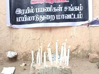 Tribute to Kolkata train crash Mayiladuthurai by showering flowers and tears ஒடிஷா ரயில் விபத்தால் பறிபோன 275 உயிர்கள்.. மயிலாடுதுறையில் மெழுகுவர்த்தி ஏந்தி மக்கள் கண்ணீர் அஞ்சலி!