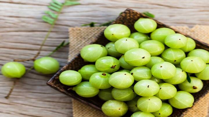આમળાનો રસ પીવાથી હૃદયની તંદુરસ્તી સુધરે છે. તેમાં મોટી માત્રામાં એન્ટીઓક્સીડેન્ટ જોવા મળે છે, જે શરીરને ફ્રી રેડિકલથી બચાવે છે. આ જ્યુસ પીવાથી કોલેસ્ટ્રોલ પણ ઓછું કરી શકાય છે.