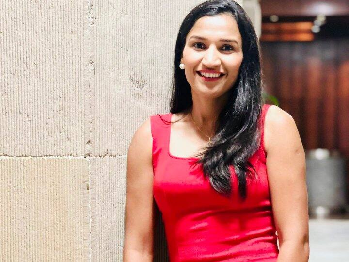 रानी ने ट्विटर पर कुछ तस्वीरें शेयर की हैं, जिन्हें फैंस काफी पसंद कर रहे हैं. रानी इन तस्वीरों में रेड कलर की ड्रेस में दिखाई दे रही हैं. खबर लिखने तक रानी के इस ट्वीट की रीच 5 हजार से ज्यादा हो चुकी थी. इसे करीब 300 लोगों ने लाइक किया है.