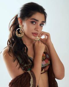 Krithi Shetty: చురకత్తుల్లాంటి చూపులతో కవ్విస్తున్న కృతిశెట్టి