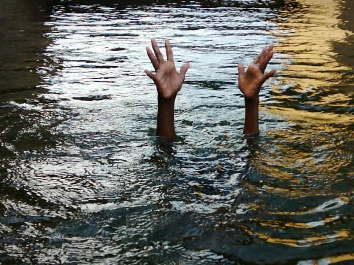 Maharshtra Latest News update chandrapur 4 dead mumbai three dead drown monsoon picnic चंद्रपूरमध्ये सेल्फीच्या नादात 4 जण बुडाले तर मालाडमध्ये तीन जणांचा बूडून मृत्यू 