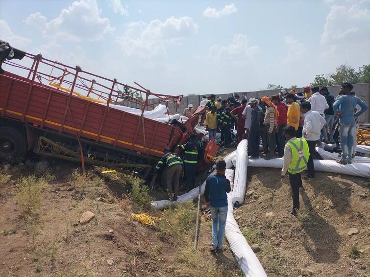 samruddhi mahamarg Five people died in three separate accidents on Samruddhi Highway buldhana समृद्धी महामार्गावर तीन वेगवेगळ्या अपघातात पाच जणांचा मृ्त्यू; लघुशंकेसाठी थांबणे जीवावर बेतले, अज्ञात वाहनाच्या धडकेत तीन मित्रांचा मृत्यू