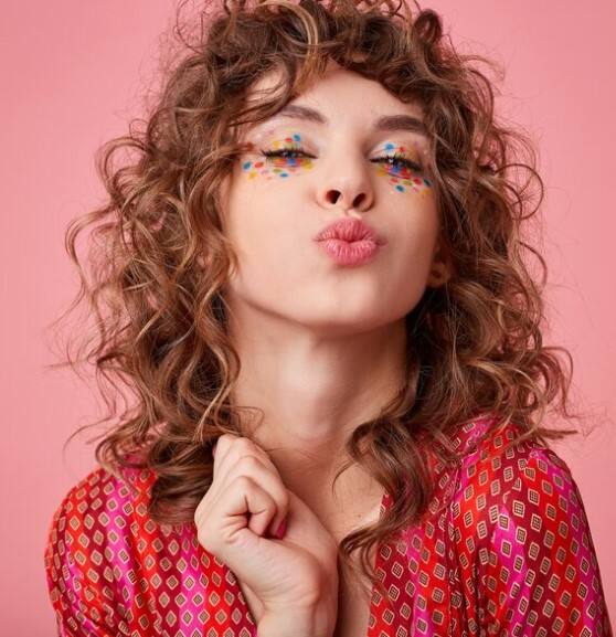 ਫਿਰ ਅਸੀਂ ਆਪਣੇ ਬੁੱਲ੍ਹਾਂ ਦਾ ਰੰਗ ਸੁਧਾਰਨ ਲਈ ਬਿਊਟੀ ਟ੍ਰੀਟਮੈਂਟ ਵੱਲ ਵਧਦੇ ਹਾਂ, ਕੁੜੀਆਂ ਲਿਪਸਟਿਕ ਦਾ ਸਹਾਰਾ ਲੈਂਦੀਆਂ ਹਨ। ਅਸੀਂ ਤੁਹਾਡੇ ਲਈ ਕੁਝ ਖਾਸ ਰੈਸਿਪੀ ਲੈ ਕੇ ਆਏ ਹਾਂ। ਜਿਸ ਦੀ ਵਰਤੋਂ ਕਰਨ ਨਾਲ ਤੁਹਾਡੇ ਬੁੱਲ੍ਹਾਂ ਨੂੰ ਕੁਦਰਤੀ ਗੁਲਾਬੀ ਚਮਕ ਮਿਲੇਗੀ।