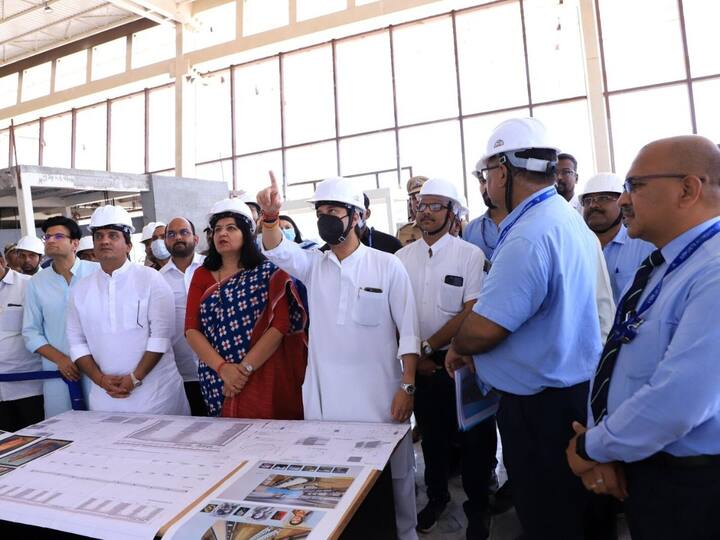 कोल्हापूर विमानतळाला राजाराम महाराजांचे नाव देण्यासाठी राज्य सरकारकडून प्रस्ताव कार्यालयाकडे आला आहे. तो मंजूर करून केंद्रीय मंत्रिमंडळासमोर ठेवला जाईल, असे ज्योतिरादित्य शिंदे यांनी सांगितले.