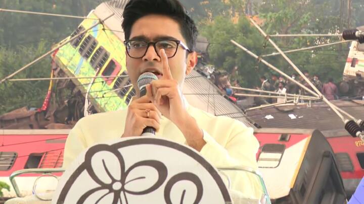 ভয়াবহ দুর্ঘটনা নিয়ে কেন্দ্রীয় সরকারকে আক্রমণ শানিয়ে অভিষেক বন্দ্যোপাধ্যায়ের আক্রমণ, 'মন্ত্রীরা রেলে চড়েন না, বিমান-কপ্টারে ওঠেন। মর্মান্তিক দুর্ঘটনা, রেল মন্ত্রীর পদত্যাগ করা উচিত। রেলমন্ত্রী থাকাকালীন মমতা বন্দ্যোপাধ্যায় অ্যান্টি কলিশন ডিভাইসের কথা বলার তেরো-চোদ্দ বছর পরেও কেন তা চালু হল না? এত প্রাণের দাম কে দেবে?'