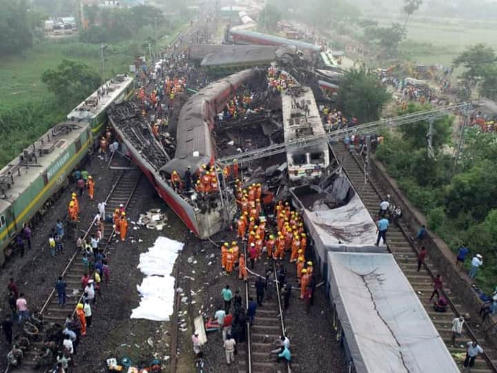 Balasore train accident the work of repairing the tracks is in full swing Health Minister Mansukh Mandaviya will meet the injured today बालासोर में अब मलबा हटाने में जुटे 1 हजार मजदूर, पटरियां बिछाने का काम भी शुरू, 90 ट्रेनें रद्द-46 का रूट बदला