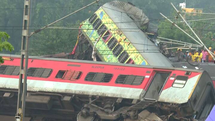 প্রসঙ্গত, বালেশ্বরে করমণ্ডল এক্সপ্রেসের দুর্ঘটনাস্থলে গিয়ে দেশের প্রাক্তন রেলমন্ত্রী তথা বঙ্গের মুখ্যমন্ত্রী মমতা বন্দ্যোপাধ্যায় দেশের বর্তমান রেলমন্ত্রী অশ্বিনী বৈষ্ণবের সামনেই রেলে বর্তমান পরিবহন ব্যবস্থা ও গাফিলতির প্রসঙ্গগুলি সামনে তুলে ধরেন।