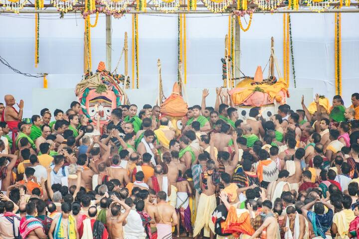 সেই দিনটি ছিল জৈষ্ঠ্যমাসের পূর্নিমা তিথি। সেই থেকেই এই বিশেষ দিনটি স্নানযাত্রা হিসেবে পালিত হয়ে আসছে।