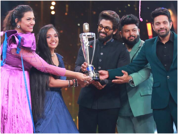 Telugu Indian Idol Season 2 Allu Arjun crowns Soujanya Bhagavathula as the Winner Telugu Indian Idol 2 Winner : అమ్మకు 'ఆహా' తెలుగు ఇండియన్ ఐడల్ 2 కిరీటం - విజేతను ప్రకటించిన అల్లు అర్జున్