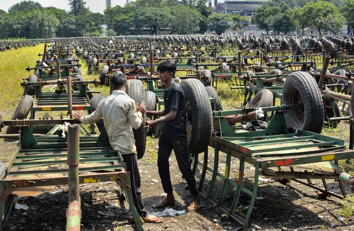 সেটি হল আখ (Sugarcane)। আখের রসের একাধিক উপকার রয়েছে। গ্রীষ্মে আখের রস তেষ্টা মেটাতে পারে, শরীরের একাধিক প্রয়োজনীয় পুষ্টিপদার্থও সরবরাহ করতে পারে।