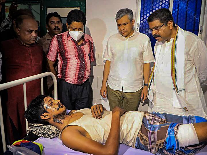 The Union Ministers visited the injured in hospitals to check up on them and see how they were recovering. Vaishnaw while talking to the news agency PTI said that the kin of around 300 accident victims have been provided compensation. (Image Source: Twitter/@dpradhanbjp)
