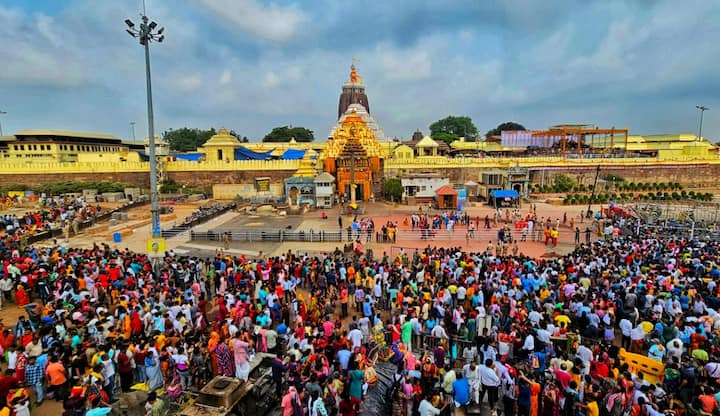 সুস্থ হয়ে উঠেই জগন্নাথ,বলরাম ও সুভদ্রা রাজবেশে সজ্জিত হয়ে রথ করে মাসির বাড়ি গমন করেন। দেশজুড়ে রথযাত্রা হিসেবে পালিত হয় যেই দিনটি।