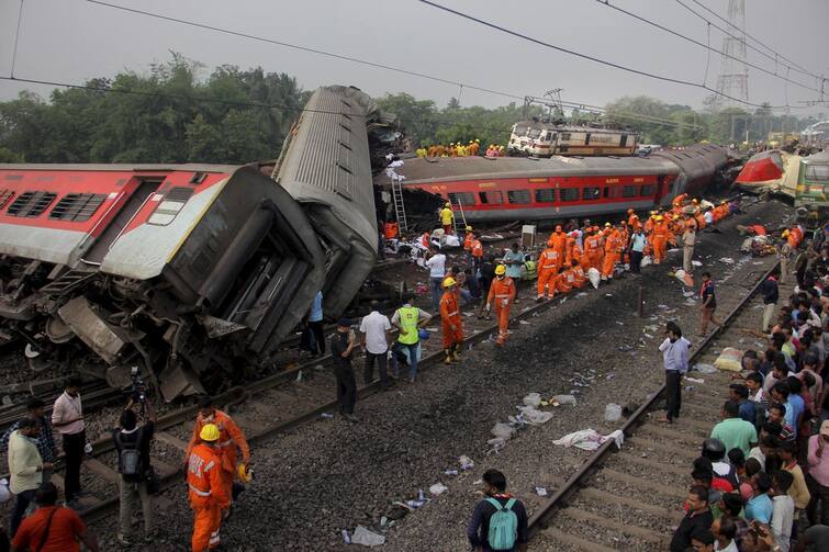 Case of investigation of rail accident reached Supreme Court, demand for implementation of 'Kavach' system as soon as possible Coromandel Express Derail: સુપ્રીમ કોર્ટમાં પહોંચ્યો રેલ અકસ્માત તપાસનો મામલો, 'કવચ' સિસ્ટમ વહેલી તકે લાગુ કરવાની માંગ