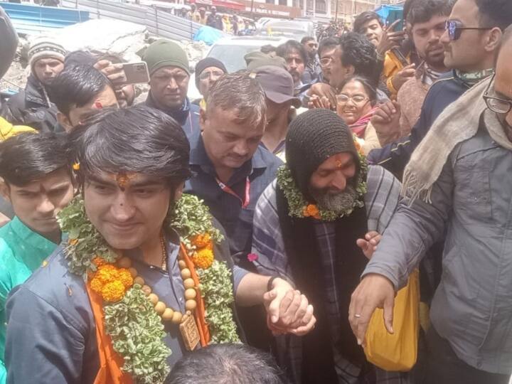 Baba Bageshwar Dham Pandit Dhirendra Krishna Shastri Reached Badrinath Temple ANN Baba Bageshwar Dham: बदरीनाथ धाम पहुंचे पंडित धीरेंद्र शास्त्री, बागेश्वर बाबा ने बच्चों के साथ की बाल लीला