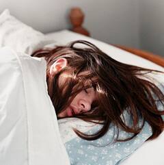 रात्री 10 वाजण्यापूर्वी लावा झोपण्याची सवय , शरीराला होतील 'हे' फायदे