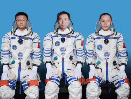 ਇਸ ਤਸਵੀਰ 'ਚ ਚੀਨ ਦੇ ਜਿੰਗ ਹੈਪੇਂਗ, ਝੂ ਯਾਂਗਝੂ ਅਤੇ ਗੁਈ ਹਾਈਚਾਓ ਸ਼ੇਨਝੋਊ ਦਿਖਾਈ ਦੇ ਰਹੇ ਹਨ। ਇਨ੍ਹਾਂ ਨੇ ਮਈ ਦੇ ਮਹੀਨੇ ਵਿੱਚ ਹੀ ਪੁਲਾੜ ਵਿੱਚ ਉਡਾਣ ਭਰੀ ਸੀ। ਇਨ੍ਹਾਂ ਵਿੱਚ ਇੱਕ ਆਮ ਨਾਗਰਿਕ ਵੀ ਸੀ।