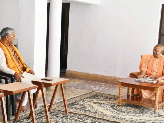 UP Politics: सीएम योगी से मिले पूर्व मुख्यमंत्री त्रिवेंद्र सिंह रावत, गोरखनाथ मंदिर में किया दर्शन
