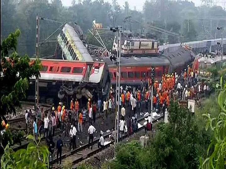 Odisha Train Accident : बालासोरमध्ये रेल्वे ट्रॅकच्या दुरुस्तीचे काम वेगाने सुरू आहे. ओडिशामध्ये शुक्रवारी दोन पॅसेंजर ट्रेन आणि एका मालगाडीचा भीषण अपघात झाला.