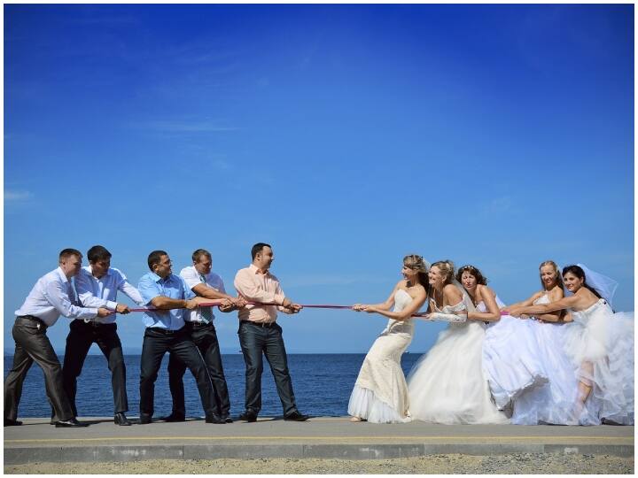 दरअसल, होता क्या है कि यहां कहा जाता है कि दुल्हन को अकेले नहीं छोड़ना होता है. मगर जैसे ही दूल्हा दुल्हन को छोड़कर कहीं जाता है तो फिर लड़के दुल्हन के पास जमा हो जाते हैं और दुल्हन को किस करते हैं.