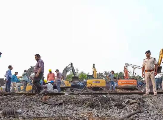 odisha-train-accident-father-searching-for-his-missing-son-among-pile-of-dead-bodies Odisha Train Accident: ਲਾਸ਼ਾਂ ਦੇ ਢੇਰ ਵਿਚਕਾਰ ਕੋਈ ਪੁੱਤ ਤਾਂ ਕੋਈ ਧੀ ਦੀ ਕਰ ਰਿਹਾ ਤਲਾਸ਼...ਓਡੀਸ਼ਾ ਰੇਲ ਹਾਦਸੇ ਦੀ ਖੌਫ਼ਨਾਕ ਦਾਸਤਾਨ