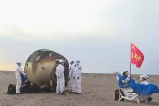 ਚੀਨੀ ਪੁਲਾੜ ਏਜੰਸੀ ਨੇ ਕਿਹਾ ਕਿ ਫੀ ਜੁਨਲੋਂਗ, ਦੇਂਗ ਕਿੰਗਮਿੰਗ ਅਤੇ ਝਾਂਗ ਲੂ ਅੱਜ ਸਵੇਰੇ 6:33 ਵਜੇ ਉੱਤਰੀ ਚੀਨ ਦੇ ਡੋਂਗਫੇਂਗ ਲੈਂਡਿੰਗ ਸਾਈਟ 'ਤੇ ਸੁਰੱਖਿਅਤ ਉਤਰੇ।