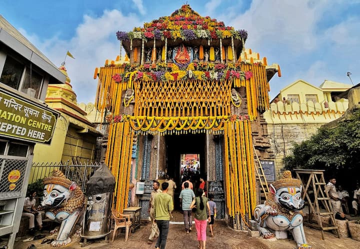 পৌরানিক কাহিনী অনুযায়ী স্নানের পর জ্বরে কাবু হয়ে পড়েন তাঁরা। শ্রীজগদীশের আজ্ঞানুসারে এই ১৫ দিন শ্রীমন্দিরের দ্বার রুদ্ধ থাকে।