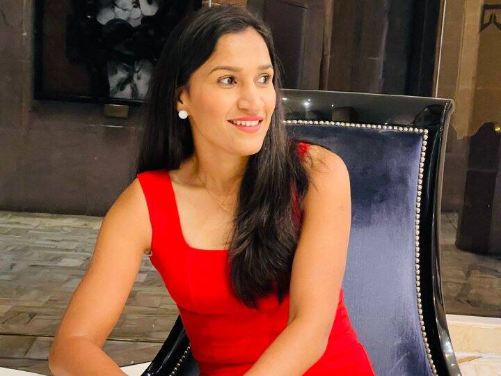 रानी रेड कलर की ड्रेस में दिखाई दे रही हैं. उनके गले में गोल्ड की चेन नजर आ रही है. उन्होंने इसके साथ-साथ हाथ में स्मार्टवॉच पहन रखी है. रानी ने व्हाइट स्नीकर्स भी पहने हैं.