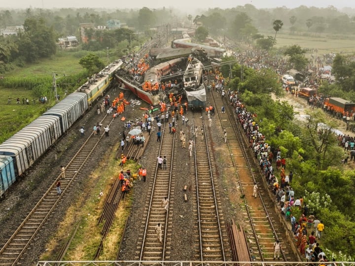 Railway derailed!  Big disclosure in CAG report – 282 derailments every year, dozens of negligence
