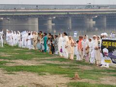 'Yamuna Sansad': People Form Human Chain Along River In Delhi To Draw Attention To Heavy Pollution — IN PICS