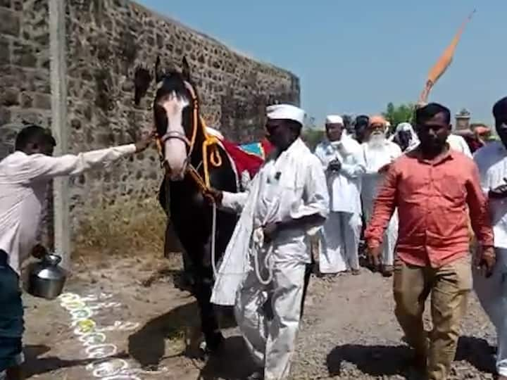 संत तुकाराम महाराज पालखी सोहळ्यातील देवाचा मानाचा अश्व देहूकडे रवाना झाला आहेत.