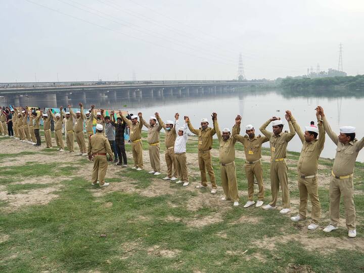 Under the 'Yamuna Sansad' initiative, people formed the human chain at many places, including ITO, Wazirabad, Kalindikunj, Geeta Colony, and Old Usmanpur, raising the demand to revive the river overburdened with sewage and industrial waste discharged in it.