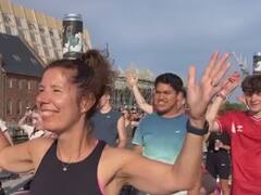 Viral Video: ਇੱਥੇ ਲੋਕ ਬੀਅਰ ਪੀਂਦੇ ਹੋਏ ਕਰਦੇ ਹਨ ਯੋਗਾ, 4 ਸਾਲਾਂ ਤੋਂ ਚੱਲ ਰਹੀ ਹੈ ਅਜੀਬ ਕਲਾਸ, ਵੀਡੀਓ ਹੋਇਆ ਵਾਇਰਲ