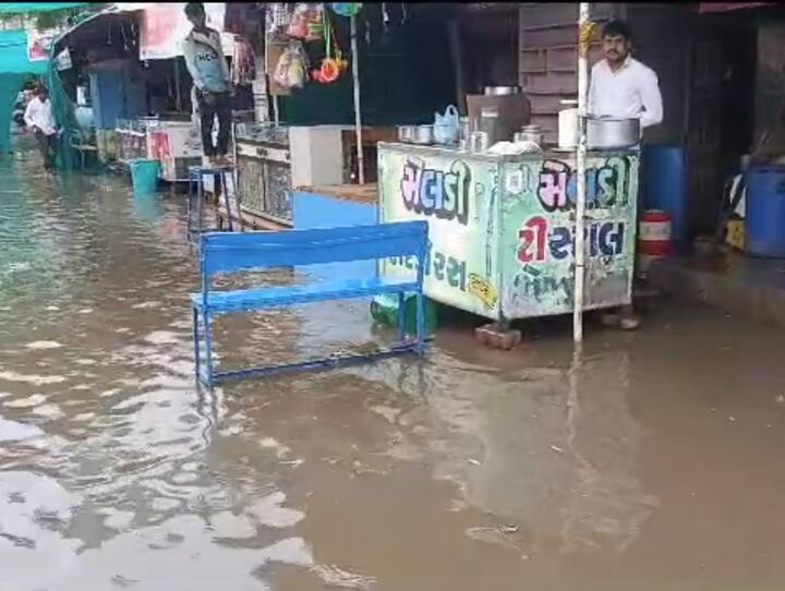 Gujarat Rain Photo: રવિવારે 4થી જૂને સવારથી સમગ્ર રાજ્યમાં ભારે વરસાદ વરસી રહ્યો છે, વાવાઝોડા અને ભારે પવન ફૂંકાવવાના કારણે અનેક જગ્યાએ નુકશાન થવાનુ પણ સામે આવ્યુ છે.