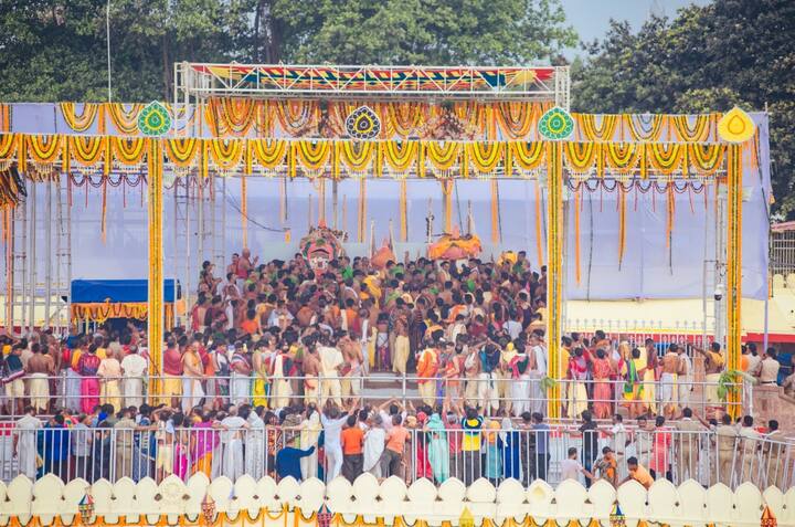 পুরীতে স্নানযাত্রা উপলক্ষ্যে জগন্নাথ, বলভদ্র, সুভদ্রা, সুদর্শন চক্র ও মদনমোহন বিগ্রহকে জগন্নাথ মন্দির থেকে স্নানবেদীতে বের করে আনা হয়।