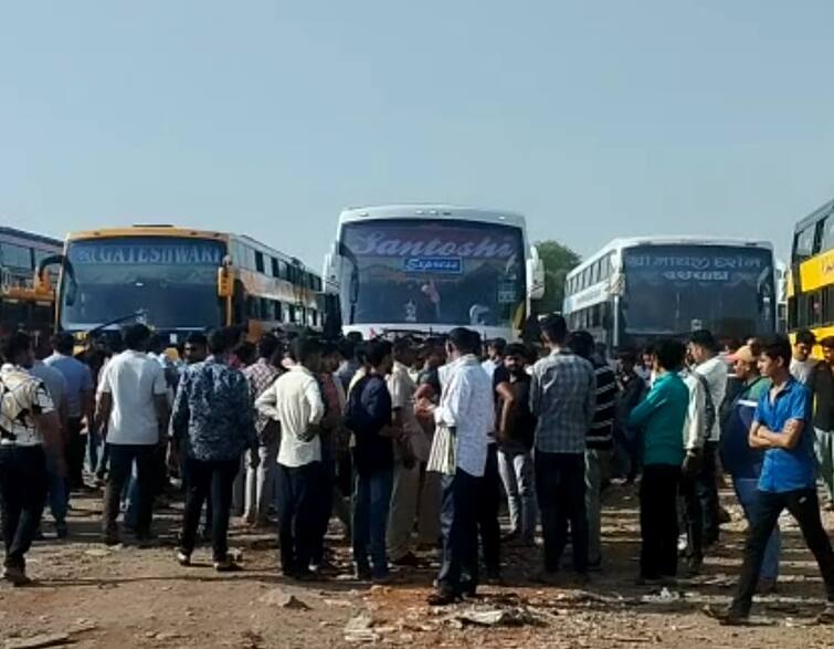 A young man died after being hit by a bus near Surat Sahara Darwaja Surat: સુરતમાં બસ ચાલકે યુવકને કચડી મારતા બબાલ, મોટી સંખ્યામાં લોકો ઉતર્યા રસ્તા પર