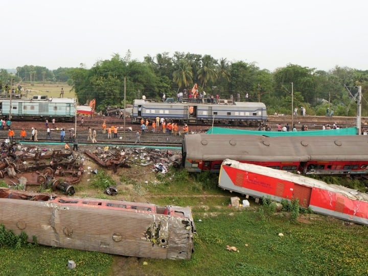 Odisha Train Accident Driver of Coromandel Express got Virtual clean chit train got green signal Not over speeding Railway official Odisha Train Accident: कोरोमंडल एक्सप्रेस के ड्राइवर को मिल गई क्लीन चिट? जानें ओडिशा रेल हादसे की जांच कर रहे अधिकारियों ने क्या कहा