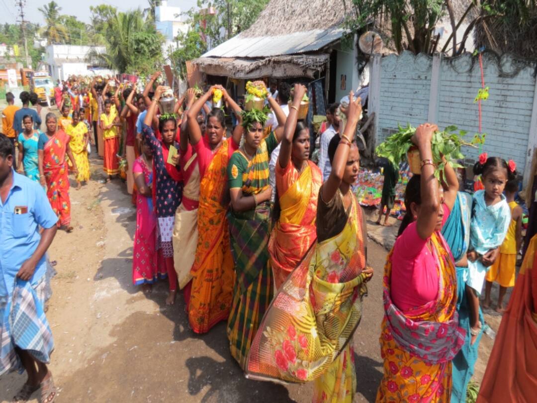 Nagapattinam: புகழ்பெற்ற புதிய ஒளி  மாரியம்மன் ஆலய வைகாசி பெருவிழா.. ஆயிரக்கணக்கானோர் பால்குடம் எடுத்து வழிபாடு!