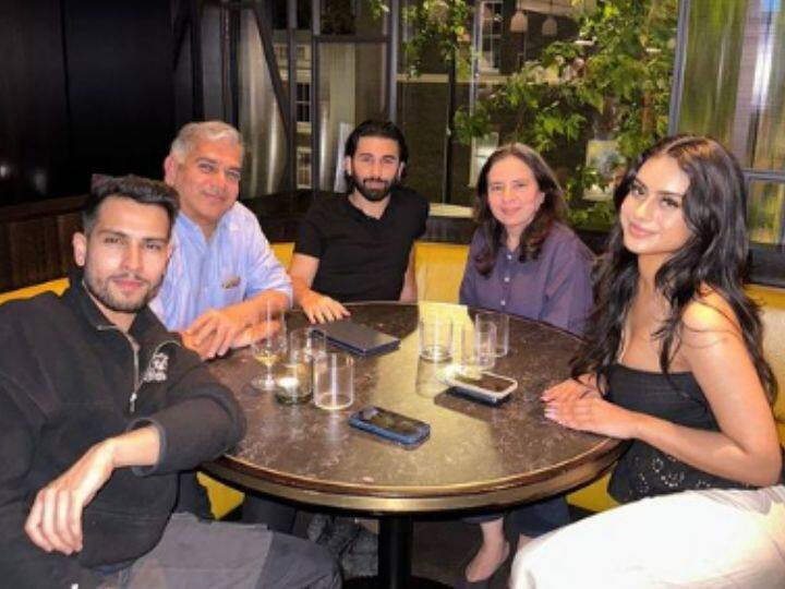 Nyasa Devgan enjoyed dinner with Orhan Awatramani and Parents shared pictures on Social Media BFF ऑरी  के साथ डिनर डेट एंजॉय करती दिखीं अजय देवगन की बेटी Nyasa Devgan, ब्लैक एंड व्हाइट ड्रेस में लगीं बेहद ग्लैमरस