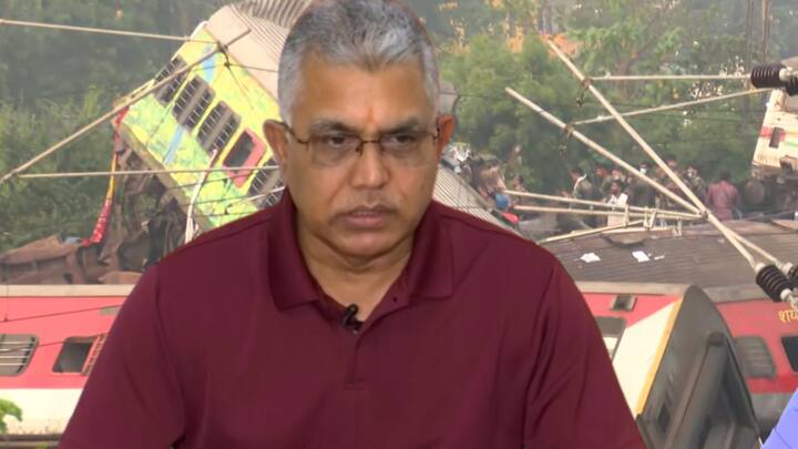 দিলীপ ঘোষ বলেন, 'যারা এই ট্রেন দুর্ঘটনার শিকার হয়েছেন, তাঁদের মধ্যে বেশিরভাগই পরিযায়ী শ্রমিক বা চিকিৎসার জন্য দক্ষিণ ভারত যাচ্ছিলেন বা চিকিৎসা করে ফিরে আসছিলেন।' এই তথ্যের দাবি জানিয়ে দিলীপ ঘোষের প্রশ্ন, 'মমতা বন্দ্যোপাধ্যায় কী বলবেন আপনি ?'
