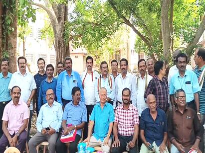Former college students met after 31 years in sirkali  Sirkali: 31 ஆண்டுகளுக்கு பின்னர் சந்திப்பு... பாசத்தை பொங்கிய முன்னாள் கல்லூரி மாணவர்கள்! - சீர்காழியில் நெகிழ்ச்சி!