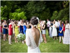 यहां शादी में आए सभी लड़कों को दुल्हन को Kiss करने का मिलता है मौका, वजह भी मजेदार है!