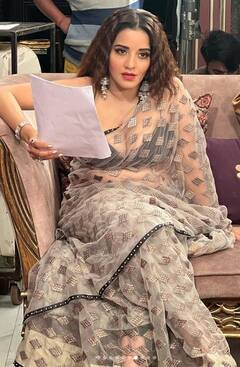 Monalisa: ਡੀਪਨੇਕ ਬਲਾਊਜ਼ ਪਹਿਨ ਕੇ ਮੋਨਾਲੀਸਾ ਨੇ ਦਿਖਾਇਆ ਆਪਣਾ ਕਿਲਰ ਲੁੱਕ, ਫੋਟੋਆਂ ਦੇਖ ਕੇ ਪ੍ਰਸ਼ੰਸਕਾਂ ਦੇ ਉੱਡੇ ਹੋਸ਼