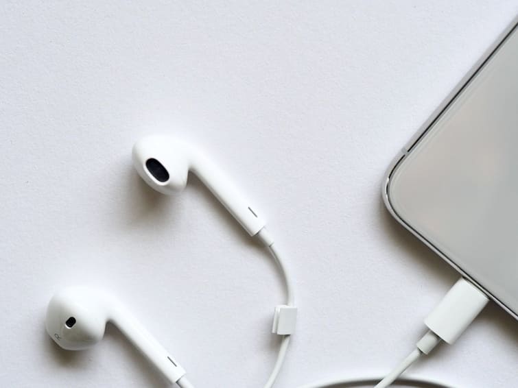 Earphones: হেডফোন ব্যবহারের সময় এই বিষয়গুলি নজরে রাখছেন তো? dos-and-donts-of-using-earphones in daily life Earphones: হেডফোন ব্যবহারের সময় এই বিষয়গুলি নজরে রাখছেন তো?