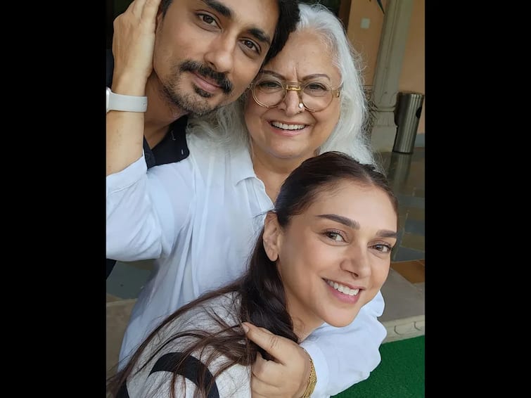 Rumoured Couple Aditi Rao Hydari And Siddharth Pose Together During Vacation In Rajasthan Aditi Rao Hydari Is All Smiles As She Poses With Rumoured Boyfriend Siddharth During Vacation In Rajasthan