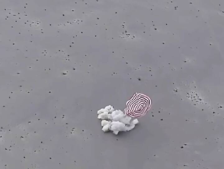 चीनी अंतरिक्ष एजेंसी ने बताया कि फी जुनलॉन्ग, देंग क्विंगमिंग और झांग लू उत्तरी चीन के डोंगफेंग लैंडिंग साइट पर आज सुबह 6:33 बजे सुरक्षित उतरे.