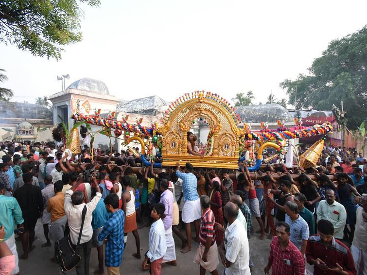 After 35 years Thanjavur Karantha Karunaswamy Temple Ezhur Pallaku Festival TNN ஆன்மீகம்: 35 ஆண்டுகளுக்கு பின் தஞ்சை கரந்தை கருணாசாமி கோயில் ஏழூர் பல்லக்கு திருவிழா