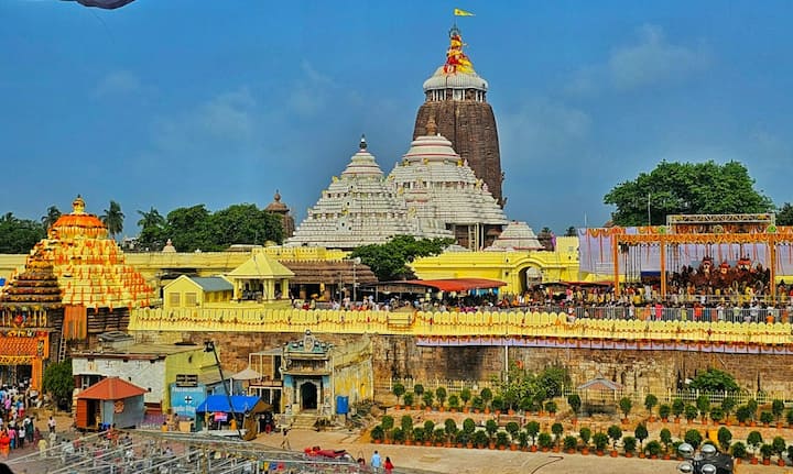 এই সময়ে তাঁদের রাজবৈদ্যের চিকিৎসাধীনে গোপনে একটি সংরক্ষিত কক্ষে রাখা হয়। কথিত আছে, রাজবৈদ্যের আয়ুর্বৈদিক পাঁচনখেয়ে এক পক্ষকাল অর্থাৎ দিন ১৫-র মধ্যে সুস্থ হয়ে ওঠেন তাঁরা।